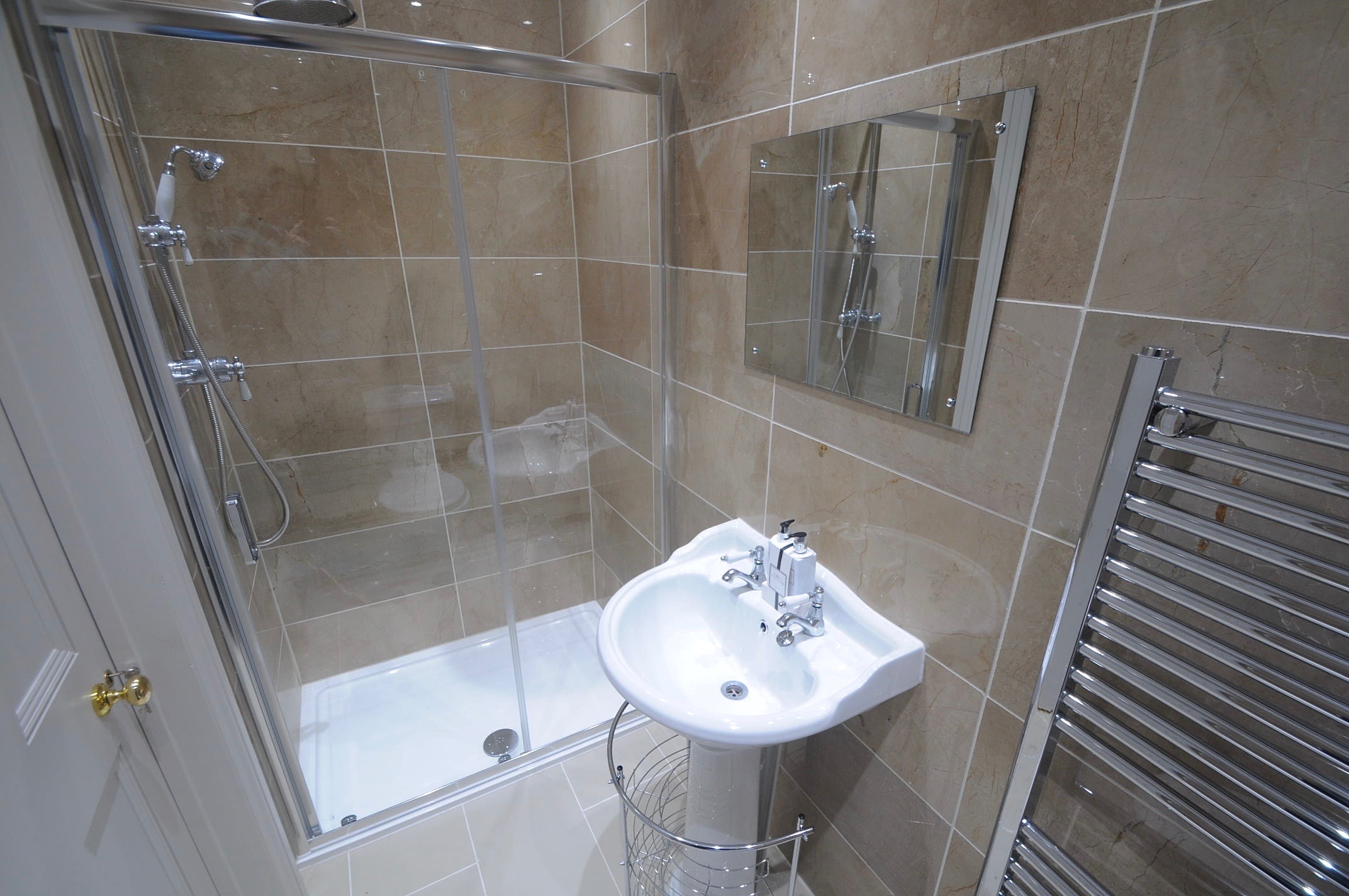 Quay House four poster bedroom En-suite.jpg